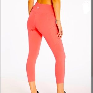 ❌ SOLD Marika Mid Calf Leggings Sz L❌